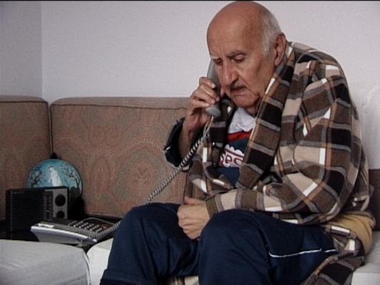 عمّ المخرج سيمون الهبر في لقطة من فيلمه "سمعان بالضيعة"