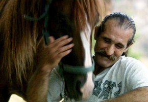 والد المخرجة زينة صفير في لقطة من فيلمها الوثائقي "بيروت عالموس"